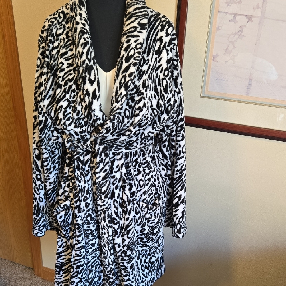 Cacique Black and White Fleece Robe